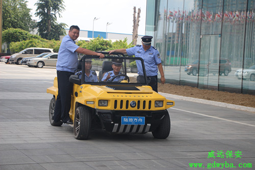 小區(qū)數(shù)十名業(yè)主嫌天天挪車(chē)麻煩 把車(chē)鑰匙給門(mén)衛(wèi)小區(qū)保安