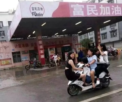 廣西5個(gè)少女共騎一輛摩托車(chē)行駛，東莞保安公司威遠(yuǎn)保安也驚呆