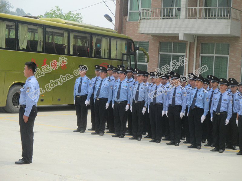 東莞南城保安服務(wù)公司新聞：公交行駛時突然起火