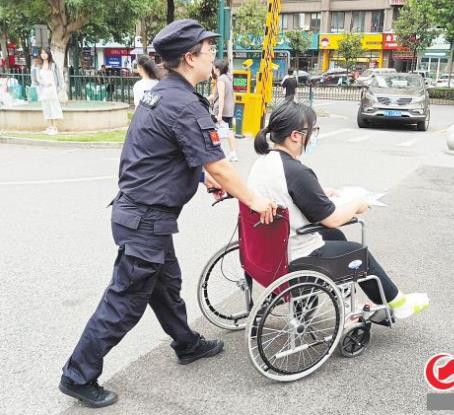 高考前女生腿受傷，女保安把輪椅推進(jìn)考場